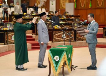 Anggota DPRD Riau PAW masa bakti 2019-2024 dari Fraksi Golkar Kartika Roni saat dilantik oleh Wakil Ketua DPRD Riau Agung Nugroho, Kamis (7/3/2024).