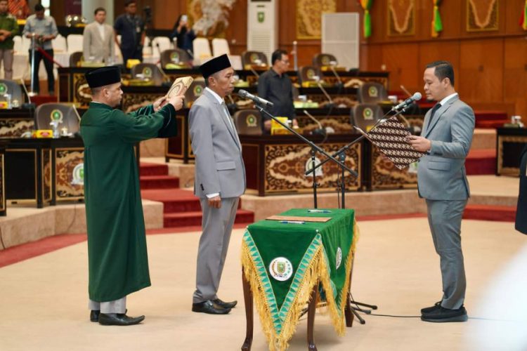 Anggota DPRD Riau PAW masa bakti 2019-2024 dari Fraksi Golkar Kartika Roni saat dilantik oleh Wakil Ketua DPRD Riau Agung Nugroho, Kamis (7/3/2024).