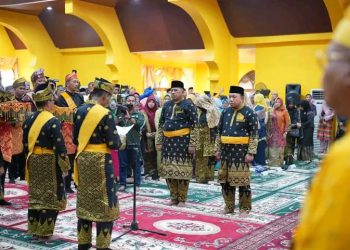 Bupati Siak Drs. H. Alfedri, M.Si mendapat gelar Datuk Seri Setia Amanah dan Wakil Bupati Siak H. Husni Merza, BBA, MM. mendapat gelar Timbalan Setia Amanah dari Lembaga Adat Melayu Riau (LAMR) Kabupaten Siak