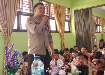 Bripka Ely Boy Vanalosa saat memberikan penyuluhan di SMP N 4 Singingi