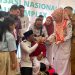 Bupati Pelalawan, H Zukri secara simbolis memberikan tetes vaksin polio kepada balita sebagai tanda dimulainya pencanangan PIN polio serentak tingkat Kabupaten Pelalawan tahun 2024.