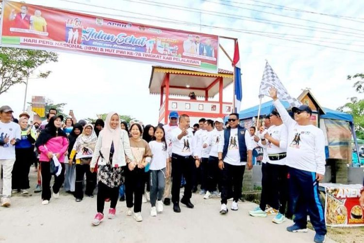 Bupati Pelalawan H. Zukri, SE menghadiri dan mengikuti kegiatan jalan santai HUT PWI ke-78