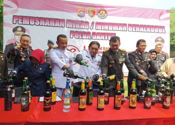 Polda Banten Musnahkan Puluhan Ribu Botol Miras pada HUT ke-78 Bhayangkara