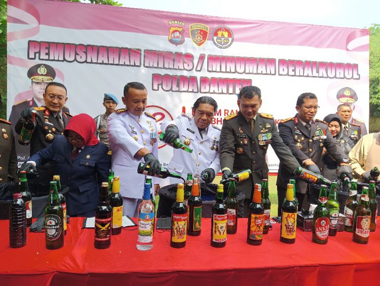 Polda Banten Musnahkan Puluhan Ribu Botol Miras pada HUT ke-78 Bhayangkara