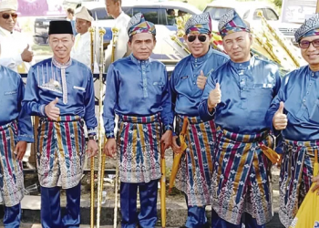 Ketua DPRD Rohil Maston SH foto bersama dengan Bupati Rohil Afrizal Sintong dan pejabat usai pawai taaruf pada MTQ XLII tingkat Provinsi Riau di Dumai, Ahad (21/4/2024). ((SETWAN DPRD ROHIL))