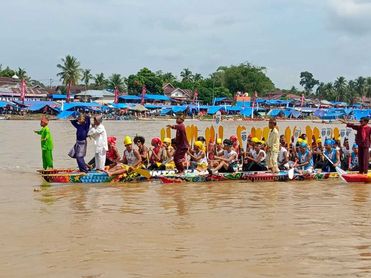 Sebanyak 4 jalur dari Kabupaten Kuansing yang disponsori oleh RAPP mengikuti parade jalur di hari pertama Event Nasional Pacu Jalur Kuansing 2024