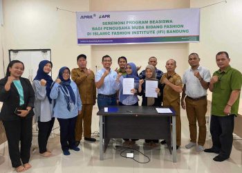 Catur Retno Utami dan Khairun Rahmadani dalam penandatanganan penyerahan beasiswa APRIL-APR batch 2 bersama tim Community Development (CD), Penghulu Kampung Simpang Perak Jaya, dan perwakilan Kelurahan Pangkalan Kerinci Barat di Gedung Meeting Room CD, Pangkalan Kerinci, Pelalawan, Senin (26/8/2024) lalu.