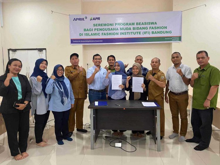 Catur Retno Utami dan Khairun Rahmadani dalam penandatanganan penyerahan beasiswa APRIL-APR batch 2 bersama tim Community Development (CD), Penghulu Kampung Simpang Perak Jaya, dan perwakilan Kelurahan Pangkalan Kerinci Barat di Gedung Meeting Room CD, Pangkalan Kerinci, Pelalawan, Senin (26/8/2024) lalu.