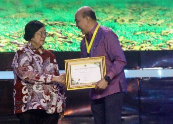 Menteri Lingkungan Hidup dan Kehutanan (LHK) Siti Nurbaya Bakar menyerahkan penghargaan Program ProKlim 2024 kepada Direktur RAPP Mulia Nauli