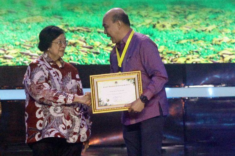 Menteri Lingkungan Hidup dan Kehutanan (LHK) Siti Nurbaya Bakar menyerahkan penghargaan Program ProKlim 2024 kepada Direktur RAPP Mulia Nauli