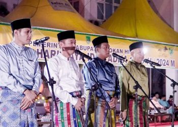 Anggota DPRD Rokan Hilir Imam Suroso melantunkan takbir tanda pelepasan Pawai Takbir Iduladha 1445 Hijiriah di Rokan Hilir Minggu (16/6/2024) malam.