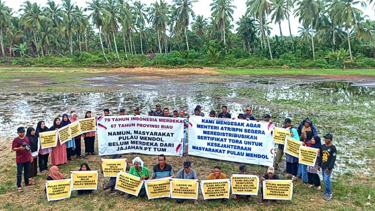 Tuntut Hak Atas Tanah, Masyarakat Pulau Mendol Gelar Aksi Menolak Kehadiran PT TUM