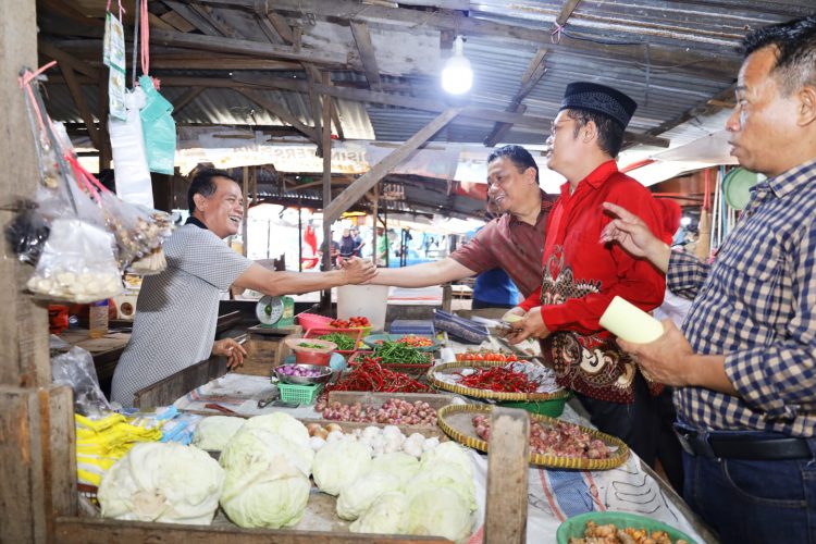 Pedagang Pasar Cik Puan Dukung Agung Nugroho dan Markarius Anwar di Pilkada Pekanbaru 2024