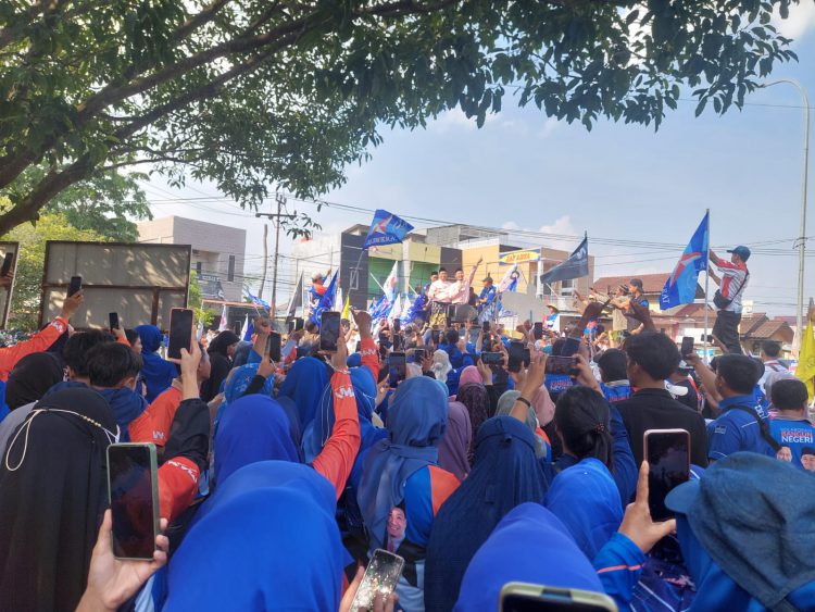 Diantar Ribuan Pendukung, Agung Nugroho-Markarius Anwar Mendaftar ke KPU Pekanbaru