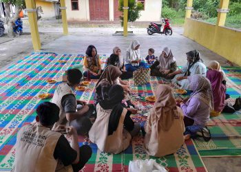 Bersama Mahasiswa Kukerta Unri, Warga Desa Pematang Duku Antusias Ikuti Pelatihan Ecobrik