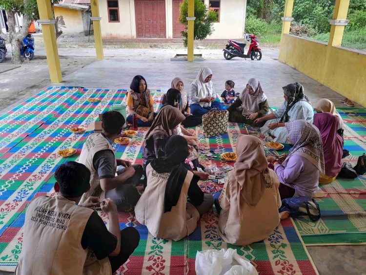 Bersama Mahasiswa Kukerta Unri, Warga Desa Pematang Duku Antusias Ikuti Pelatihan Ecobrik