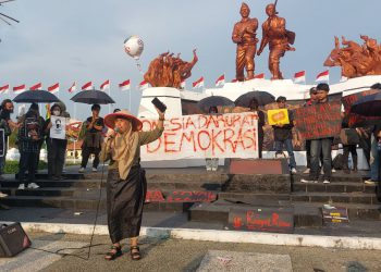 "Kelompok pebisnis saat ini menguasai ruang politik dan pemerintahan, sehingga kebijakan yang diambil lebih berpihak kepada investasi daripada kepentingan rakyat,"