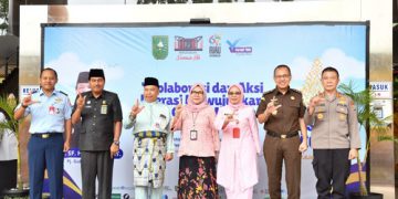 Foto Bersama Direktur Operasional BRK Syariah Said Syamsuri Pada Pembukaan Festival Literasi Riau Tahun 2024