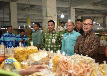 Kepala OJK Provinsi Riau, Triyoga Laksito bersama Direktur Kepatuhan & Manajemen Risiko BRK Syariah, Fajar Restu Febriansyah dan Branch Manager Air Molek, Rachmady kunjungi UMKM binaan BRK Syariah di Pasar Rakyat Rengat