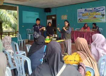 Inovasi Mahasiswa KKN UNRI Ajarkan Warga Setempat Bikin Kerupuk Tulang Ikan dan Daun Kelor