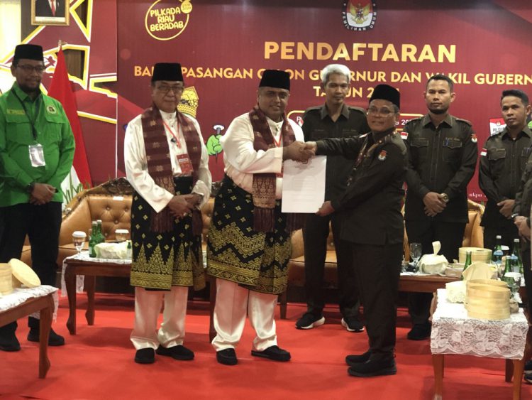 Diiringi Kesenian Daerah, Pasangan Nawaitu Daftarkan Diri ke KPU Riau