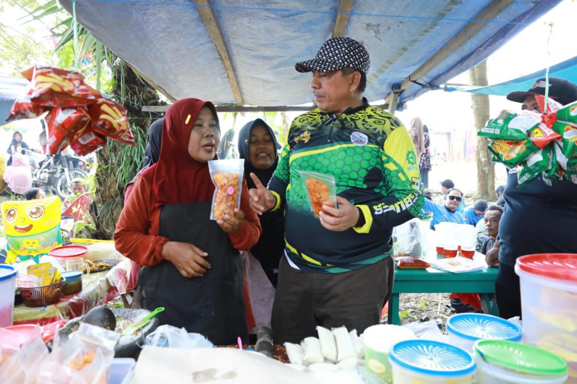 Bupati Siak Alfedri mengunjungi stand pelaku UMKM di Siak ( Foto : Pemkab Siak )