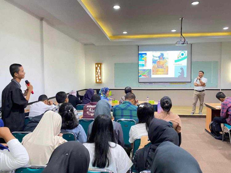 Business Unit Head Riau Paper, PT Riau Andalan Pulp and Paper (RAPP) Budi Hariansyah, memberi kuliah umum kepada ratusan Mahasiswa Teknologi Pulp dan Kertas (TPK) Universitas Riau (Unri).