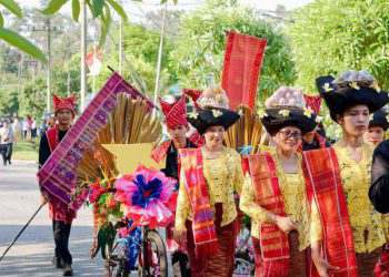 Kemeriahan pawai budaya dalam PSB 2024 yang diikuti 11 paguyuban dan komunitas ekspatriat di Riau Kompleks.