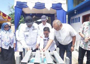 Peresmian dan serah terima bantuan fasilitas air bersih dari PT RAPP untuk masyarakat Kampung Rantau Panjang, Siak. Penyerahan dilakukan oleh GM Stakeholder Relation Wan Mohammad Jakh Anza kepada Bupati Siak Drs. H. Alfedri, M.Si.