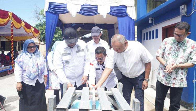 Peresmian dan serah terima bantuan fasilitas air bersih dari PT RAPP untuk masyarakat Kampung Rantau Panjang, Siak. Penyerahan dilakukan oleh GM Stakeholder Relation Wan Mohammad Jakh Anza kepada Bupati Siak Drs. H. Alfedri, M.Si.