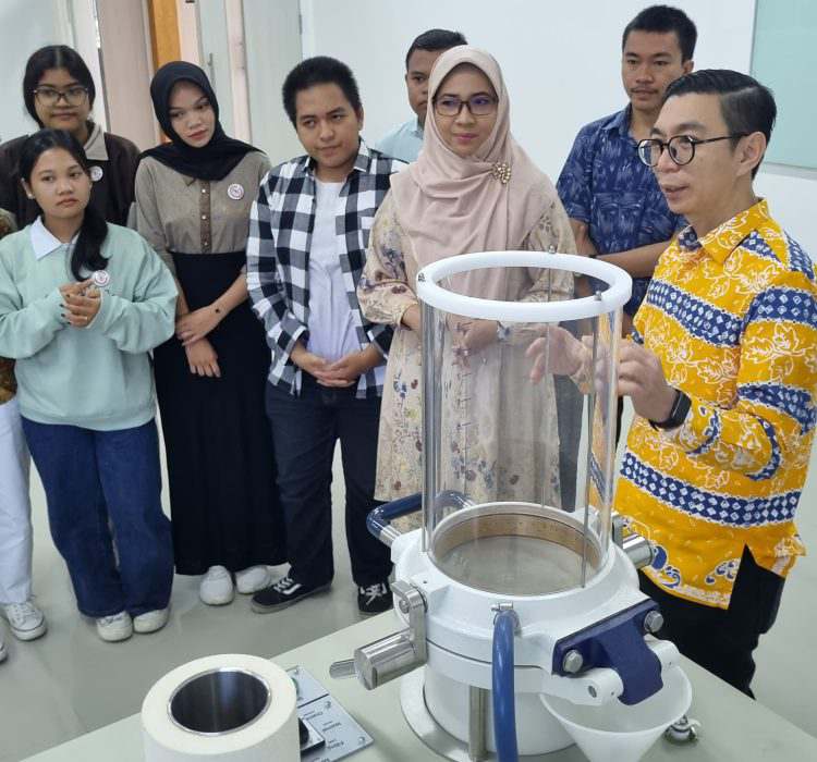 Head of APRIL Learning Institute (ALI), Surya Budiman bersama Ketua Prodi TPK Unri Prof. Evelyn, ST., MSc., MEng., PhD dan Pranata Laboratorium Pendidikan TPK Unri Suci Ramadhana, A.Md, serta mahasiswa TPK Unri meninjau Handsheet Former, bantuan dari RAPP.