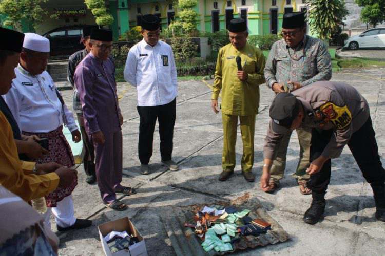 Kemenag Pekanbaru Bakar 345 Buku Nikah dan 3.178 Kartu Nikah Kadaluwarsa