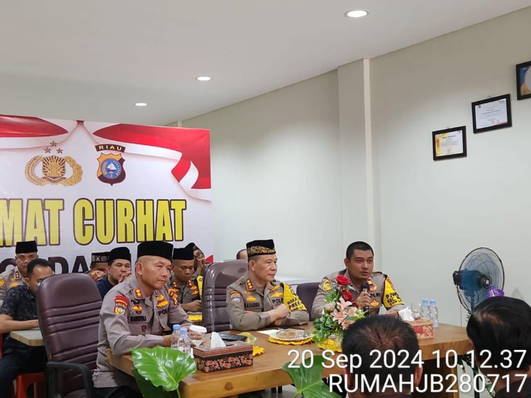 Polda Riau Gelar Cooling System dan Jum'at Curhat di Payung Sekaki