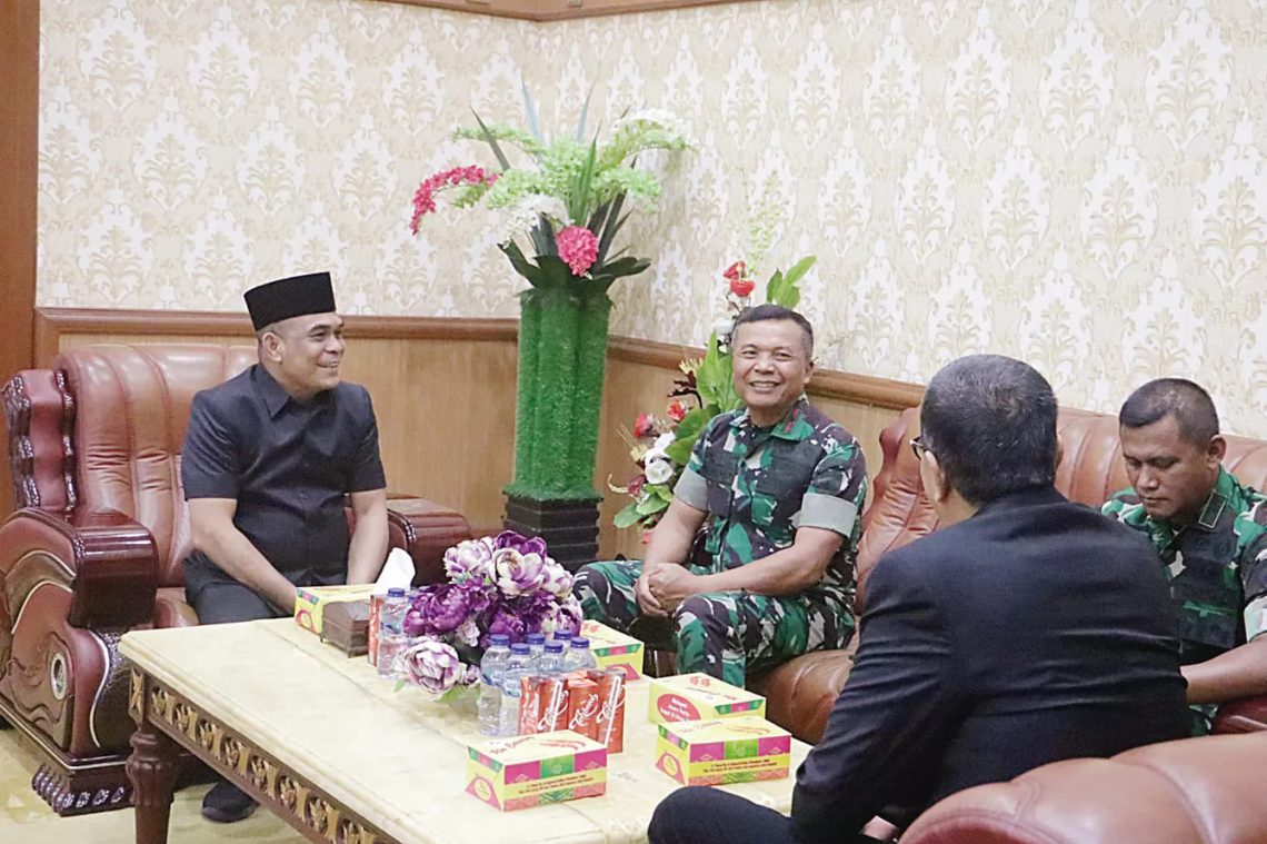 Ketua DPRD Riau Kaderismanto (kiri) berbincang dengan Komandan Korem (Danrem) 031/Wira Bima, Brigjen TNI Sugiyono (tiga kanan) saat pertemuan silaturahmi di DPRD Provinsi Riau, Senin (28/10/2024).
