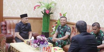 Ketua DPRD Riau Kaderismanto (kiri) berbincang dengan Komandan Korem (Danrem) 031/Wira Bima, Brigjen TNI Sugiyono (tiga kanan) saat pertemuan silaturahmi di DPRD Provinsi Riau, Senin (28/10/2024).