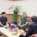 Ketua DPRD Riau Kaderismanto (kiri) berbincang dengan Komandan Korem (Danrem) 031/Wira Bima, Brigjen TNI Sugiyono (tiga kanan) saat pertemuan silaturahmi di DPRD Provinsi Riau, Senin (28/10/2024).