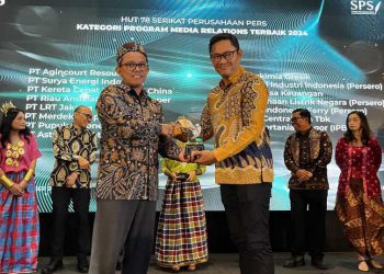 Head of Corporate Communication RAPP Aji Wihardandi saat menerima MRA Award 2024 pada
puncak HUT SPS ke-78 di Hotel Savoy Homann, Bandung, Jawa Barat, Jumat (20/9/2024).