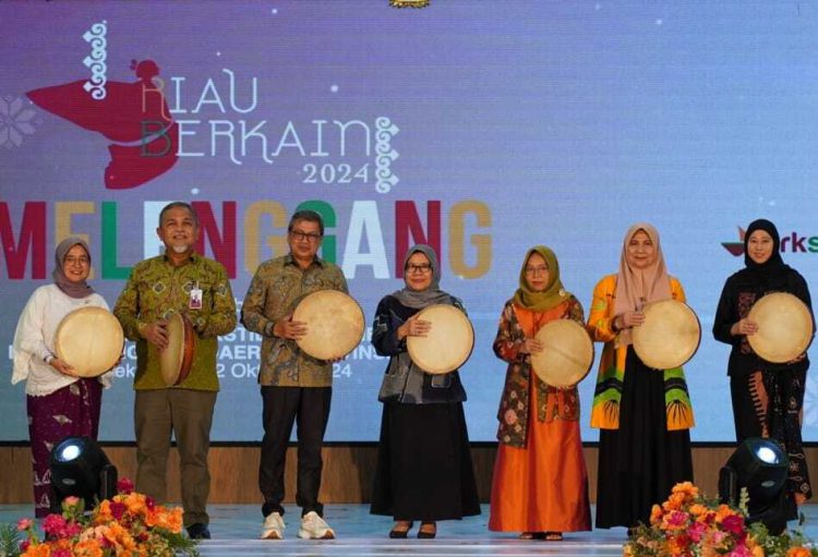 Pembukaan Riau Berkain yang digelar oleh BPD API Riau, didukung APR, dengan mengusung semangat lebih besar dalam mempromosikan wastra dan desain lokal karya anak negeri.