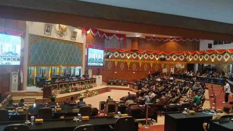 Suasana rapat paripurna susunan AKD DPRD Riau, Senin (28/10/2024).