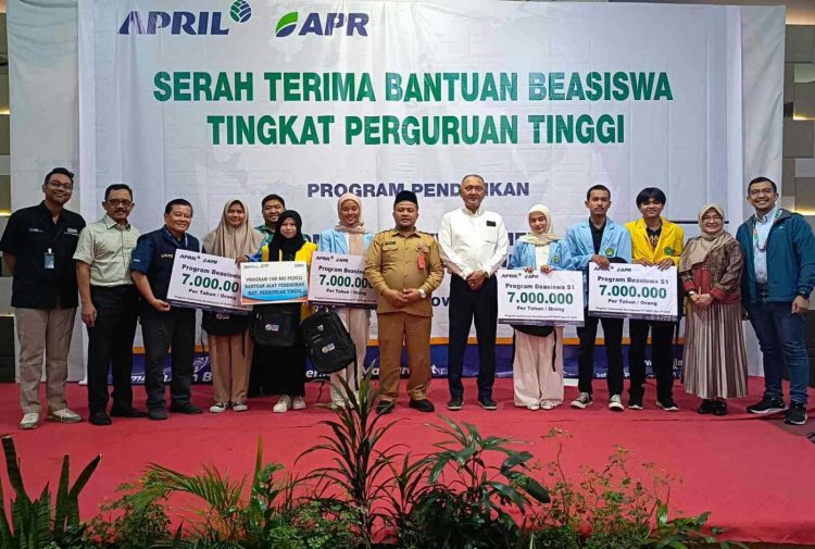 Penyerahan beasiswa secara simbolis kepada mahasiswa oleh jajaran manajemen RAPP didampingi Kepala Biro Kesra Pemprov Riau Imron Rosyadi MT.