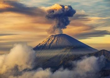 Gunung Semeru Jawa Timur Erupsi, Kolom Abu Capai 1.000 Meter di Atas Puncak