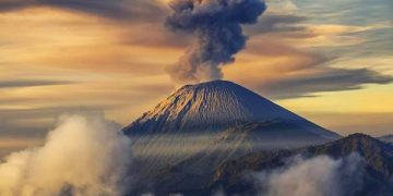 Gunung Semeru Jawa Timur Erupsi, Kolom Abu Capai 1.000 Meter di Atas Puncak