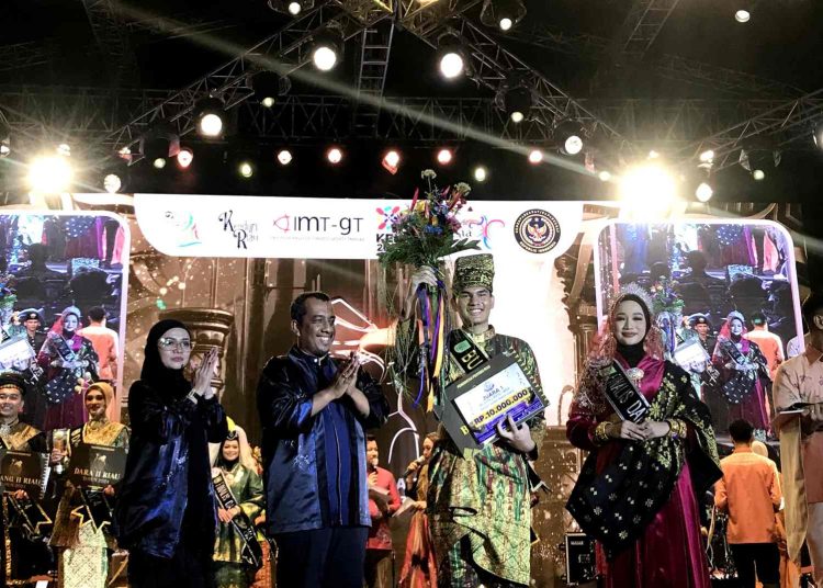 Malam Grand Final Bujang Dara Riau di Pekanbaru, Sabtu (19/10/2024). Nabil Manta Pratama asal Kota Pekanbaru dan Andhia Putri dari Kabupaten Bengkalis resmi dinobatkan sebagai Bujang dan Dara Riau 2024.