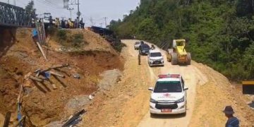 Arus Lalu Lintas Riau - Sumbar Tersendat Akibat Longsor, Kendaraan Diarahkan ke Jalur Baru