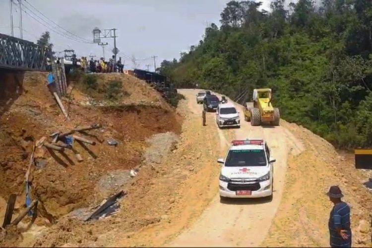 Arus Lalu Lintas Riau - Sumbar Tersendat Akibat Longsor, Kendaraan Diarahkan ke Jalur Baru