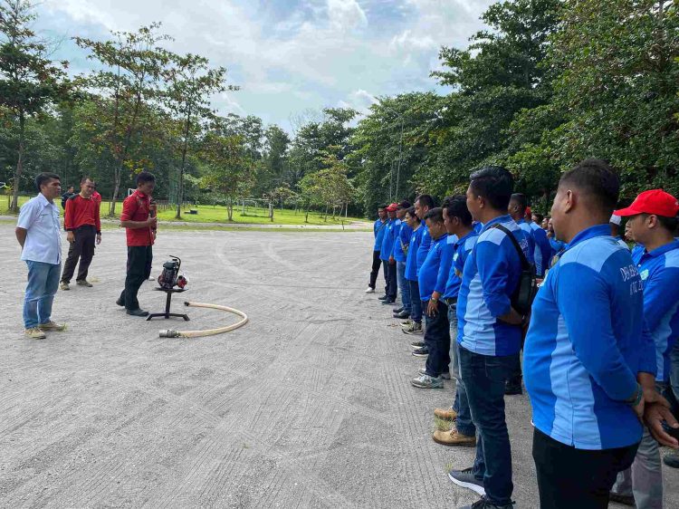 52 Forest Protection Ranger dari 5 kabupaten wilayah operasional RAPP simulasi dan pelatihan penyegaran penggunaan alat-alat pemadam kebakaran saat Coordination Meeting Program Desa Bebas Api (Free Fire Village Program/FFVP).