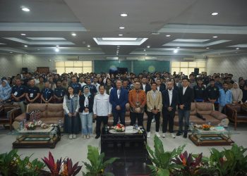 Direktur Utama PT Surveyor Indonesia Sandry Pasambuna berfoto bersama Mahasiswa UNRI didampingi Pimpinan Cabang 3 Entitas IDSurvey Pekanbaru, Wahyu dari PTSI, M Yusran dari PT BKI dan Ariq dari PT SCI juga didampingi oleh Wakil Rektor III dan Wakil Rektor IV UNRI bersama seluruh perwakilan 3 Entitas IDSurvey Pekanbaru