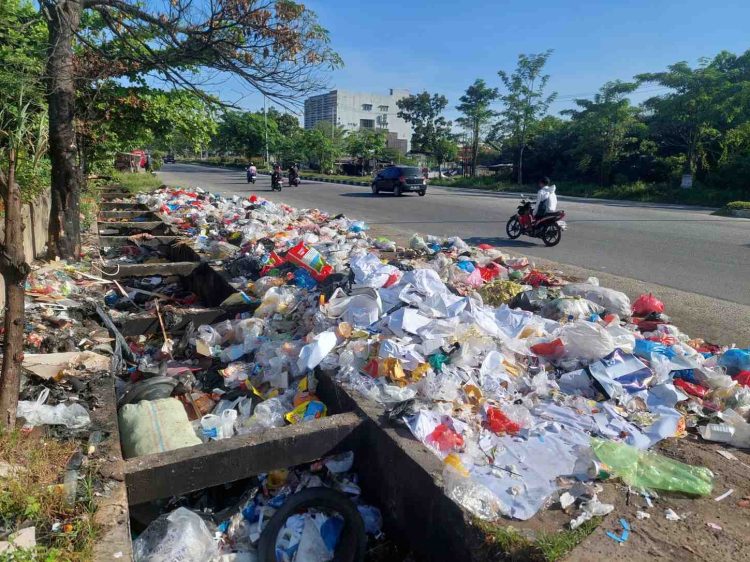 Tumpukan Sampah Mulai Menjamur di Pekanbaru