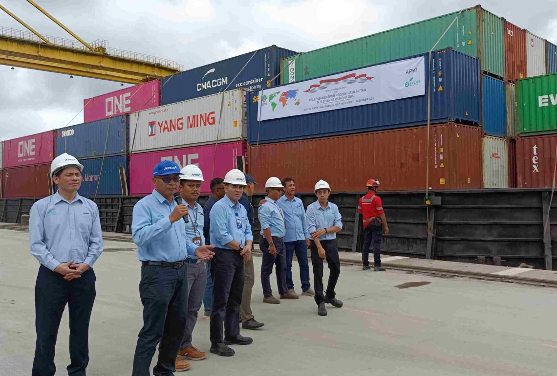 Pelepasan ekspor di Pelabuhan Buatan oleh Logistic Head RAPP Refnil Dodi, didampingi Port Operation Manager Wahyu, perwakilan BPHL Wilayah III Pekanbaru, Ori Ariyandi, S.Hut dan Mirwan Satrianto, S.Hut.