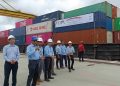 Pelepasan ekspor di Pelabuhan Buatan oleh Logistic Head RAPP Refnil Dodi, didampingi Port Operation Manager Wahyu, perwakilan BPHL Wilayah III Pekanbaru, Ori Ariyandi, S.Hut dan Mirwan Satrianto, S.Hut.